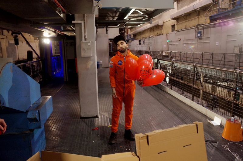 Mawaan Rizwaan tenant des ballons dans l