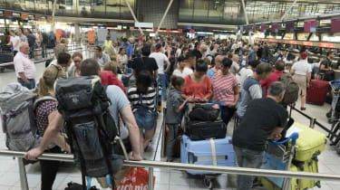 Britanicii fac coada la aeroportul Schiphol