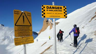 Lavína Tignes: Štyria lyžiari zomreli a päť je stále zasypaných v Alpách