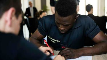Ο Paris Spiderman Mamoudou Gassama ξεκινά να εργάζεται ως πυροσβέστης