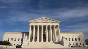 Najvyšší súd USA povolil Trumpovi vojenský zákaz transrodových osôb