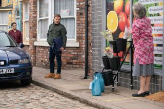 Οι θαυμαστές του «Coronation Street» με ράμματα πάνω από το ξεκαρδιστικό makeover του Tyrone Dobbs