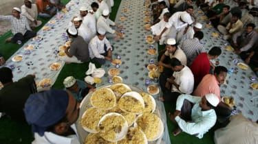 Ázijskí moslimovia prerušujú pôst v jedálni v prvý piatok svätého mesiaca ramadán v Dubaji, 14. septembra 2007. Svet