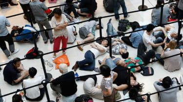 Consumatorii chinezi stau la coadă pentru cel mai recent iPhone Apple la Beijing