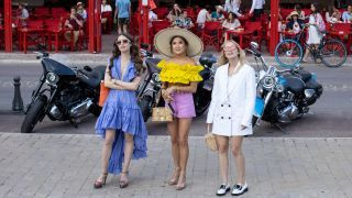 Lily Collins, Ashley Park ja Camille Razat Emilyssä Pariisissa