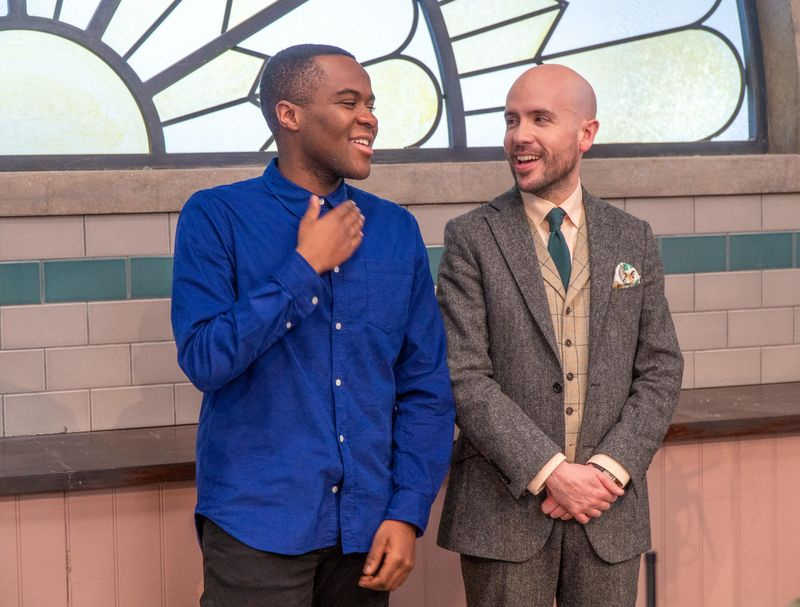 Η τηλεόραση απόψε στο Bake Off φιλοξενεί τους Liam Charles και Tom Allen