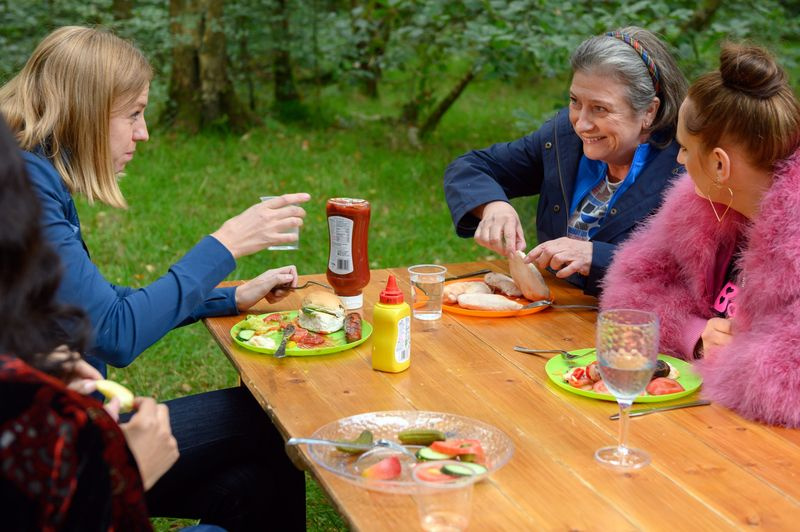 Cathy, Dawn e Cat si godono un pranzo barbecue al glampsite