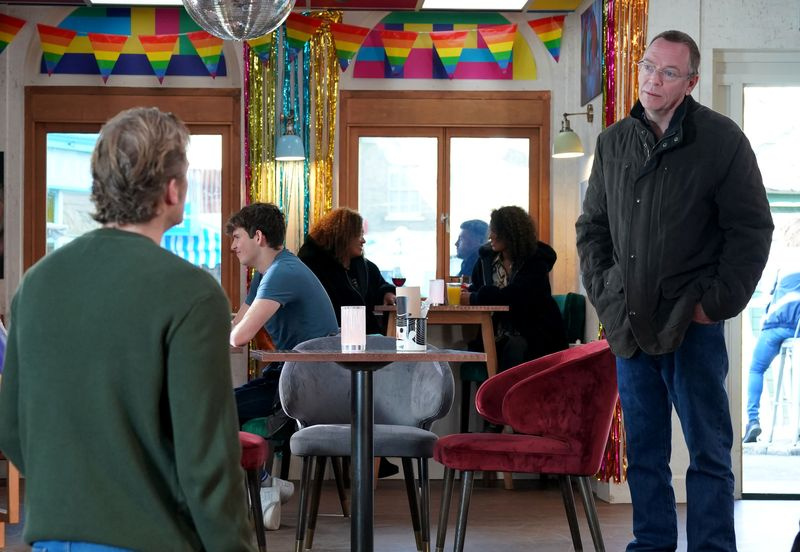 Peter Beale palub Ianilt abi Laureni jaoks EastEndersis