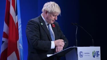 Boris Johnson mirando su reloj