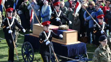 De kist van Richard III arriveert voor herbegrafenis: wat gebeurt er daarna?