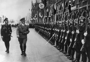 ca. 1938: Der deutsche Diktator Adolf Hitler (1889 - 1945) und sein Polizeichef Heinrich Himmler (1900 - 1945) inspizieren die SS-Wache. (Foto von Hulton Archive/Getty Images)