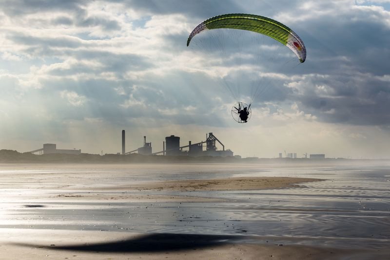 TV esta noche Sacha Dench volando su paramotor eléctrico sobre la playa de Redcar.