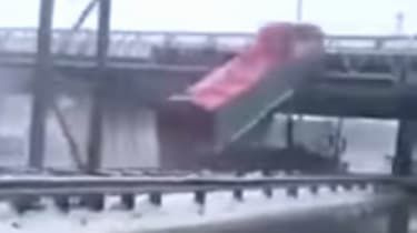 Video: kravas automašīna Kanādā ietriecās gājēju pārvadā