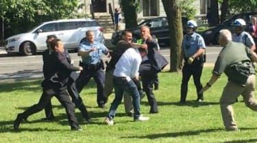 Erdogan 'livvakter' drabbar samman med demonstranter utanför den turkiska ambassaden i Washington DC