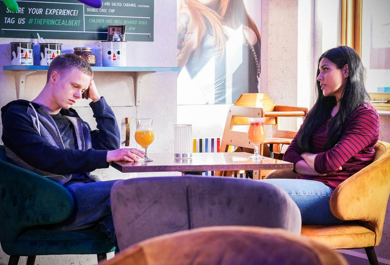 EastEnders uke 25 fredag 25. juni 2021. Iqra oppmuntrer Bobby med datingproblemer