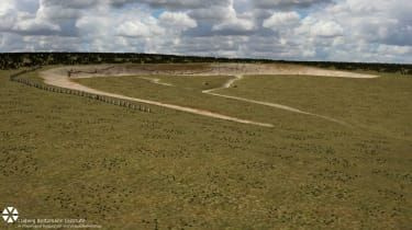 'Arkeologi på steroider': Store steiner funnet begravd ved siden av Stonehenge