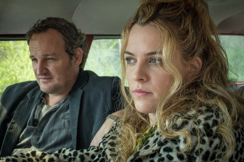 Jason Clarke in Riley Keough v filmu The Devil All the Time na Netflixu.