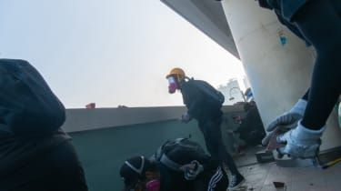 Poliția împușcă un adolescent în timp ce violența din Hong Kong escaladează