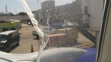 Avião da Southwest Airlines faz pouso de emergência após rachaduras na janela do passageiro