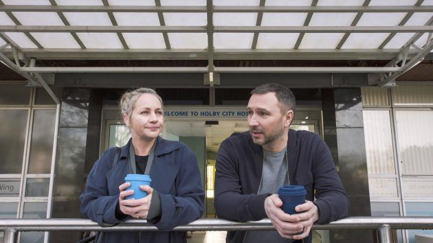 Alex Walkinshaw Fletchi ja Kaye Wragg Essie rollis Holby Citys