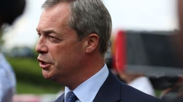Nigel Farage označil jeho učitelia za „rasistu“ a „fašistu“.
