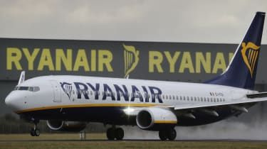 Des jets de la RAF aident un vol de Ryanair lors d'un atterrissage d'urgence à Stansted au milieu des craintes d'une bombe