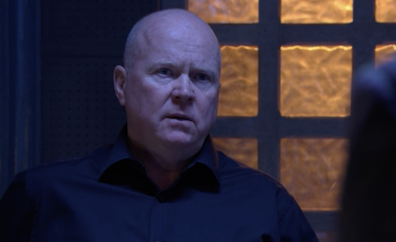 Steve McFadden como Phil Mitchell