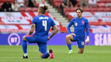 Euro 2020: Fanúšikovia opäť „buchli na kolená“, ale Anglicko bude pokračovať v protirasistickom postoji