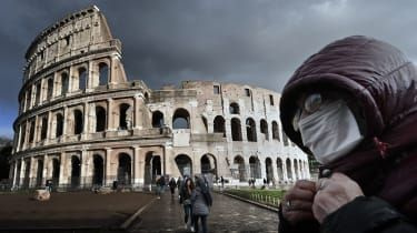 Un vizitator mascat la Colosseum din Roma