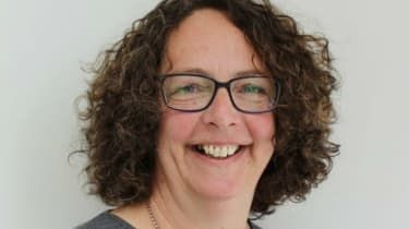 „Trys merginos: peticija“ raginama apdovanoti Rochdale pranešėją Sara Rowbotham