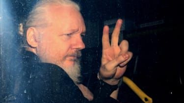 Julian Assange „využíval veľvyslanectvo ako špionážne centrum a napadol personál“
