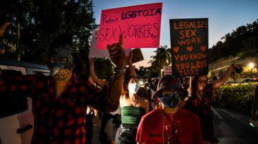 Des activistes et des travailleuses du sexe participent à une « Slut Walk »