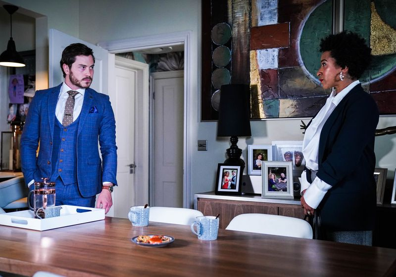 Grėjus gauna šokiruojančių naujienų iš savo viršininko EastEnders