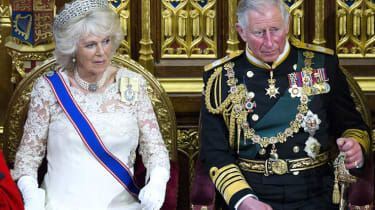 Le 'fils secret' du prince Charles et Camilla prétend que 'des forces puissantes' ont changé la couleur des yeux