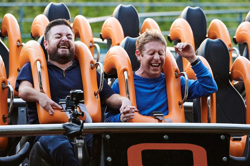 Televizorul în seara asta Alex și Josh merg pe rollercoaster.