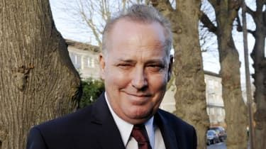 Michael Barrymore „vyhráva právnu bitku“ nad zatknutím smrti v bazéne