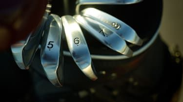 Enbent golfare stämmer rådet över banförbud
