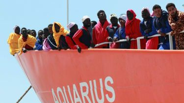 Statek ratunkowy Aquarius jest prowadzony przez organizację pozarządową S.O.S. Mediterranee i Medecins Sans Frontieres