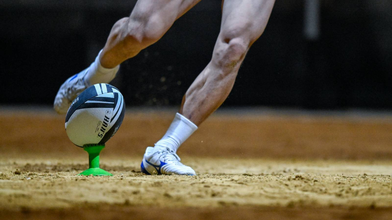   Noga, ki brca žogo za ragbi na promocijski sliki za Netflix's Rugged Rugby: Conquer or Die.