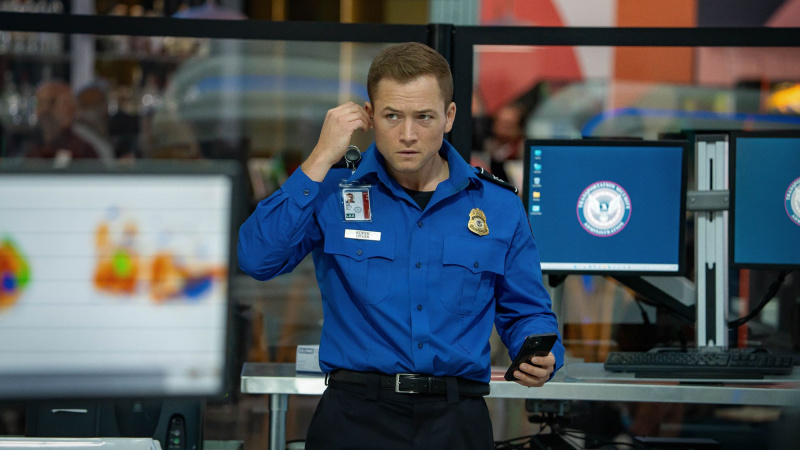   Taron Egerton v ročni prtljagi