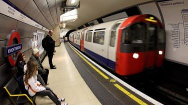 Mand trukket fra under toget på Sloane Square metrostation