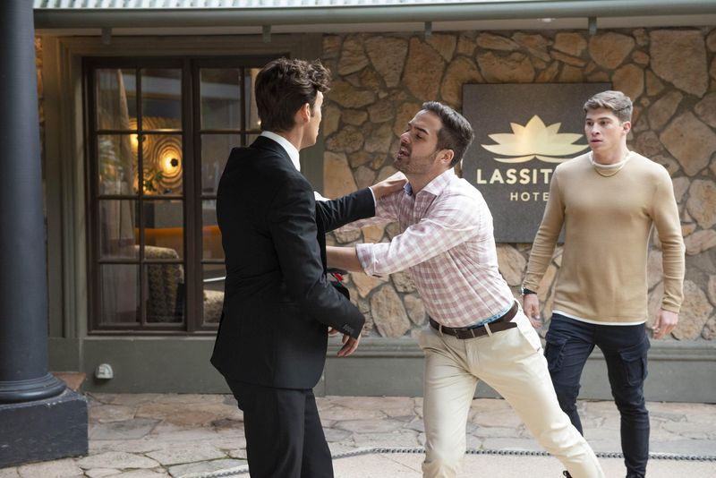 Curtis Perkins drängt Jesse Porter in Neighbours