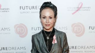 Fosta vedetă din „Casualty” Amanda Mealing dezvăluie: „Mi-am pus băiatul să-mi radă părul” după diagnosticul de cancer