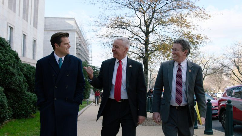 De gauche à droite, les représentants américains Matt Gaetz, Ken Buck et Thomas Massie.