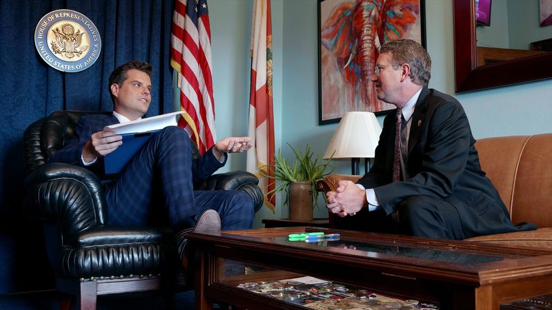 Les représentants américains Matt Gaetz de Floride, à gauche, et Thomas Massie du Kentucky.