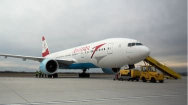 Rop letališča v Tirani: oborožena tolpa iz letala Austrian Airlines ukradla do 8,5 milijona funtov