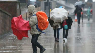 Storbritannien rustade sig för Storm Barbara på årets mest hektiska dag för resor