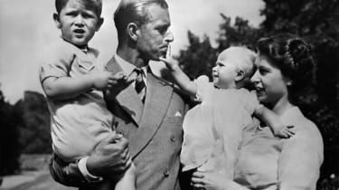 Princim Čārlzam 70 gadu: karaliskās dzīves galvenie mirkļi fotogrāfijās