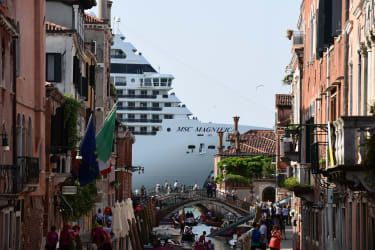 MSC Magnifica z jednego z kanałów prowadzących do Laguny Weneckiej