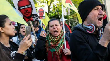 Protestniki proti Erdoganu protestirajo v Londonu